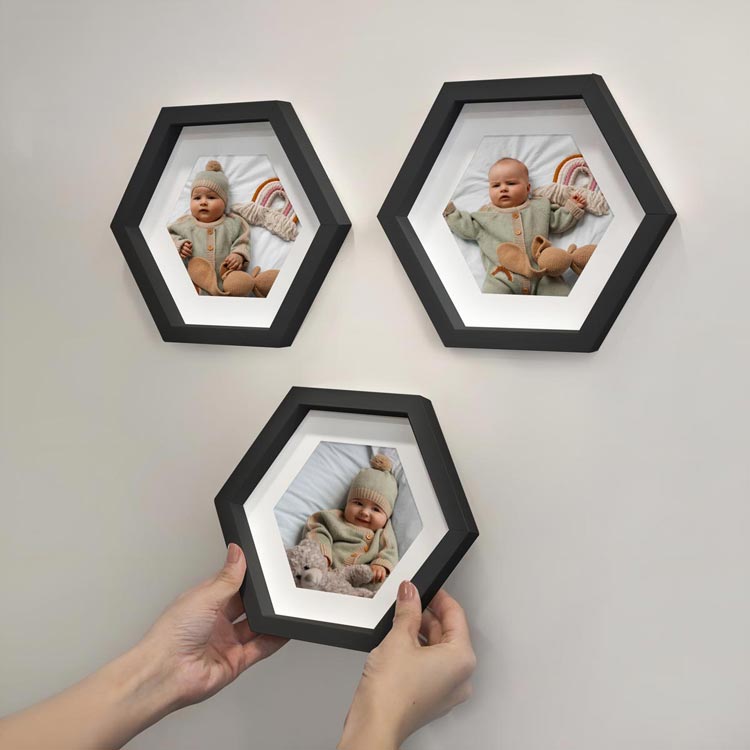 altıgen paspartulu 3'lü Yapışkanlı Sök Tak Altıgen Paspartulu Çerçeve – Orta Boy 20x20 cm – 3'lü Paket - Siyah - Görsel 1